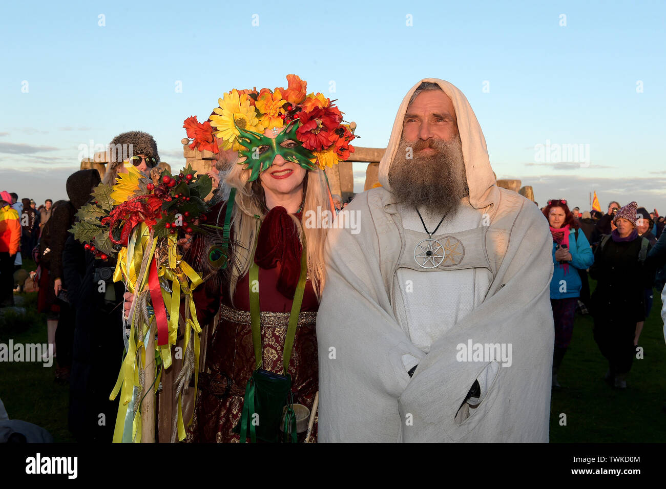 Warten auf die Sonne, die Nachtschwärmer in Stonehenge in Wiltshire begrüßen die Sommersonnenwende. Solstice vom lateinischen Wort sol sistere Bedeutung Sonne Stillstand Stockfoto