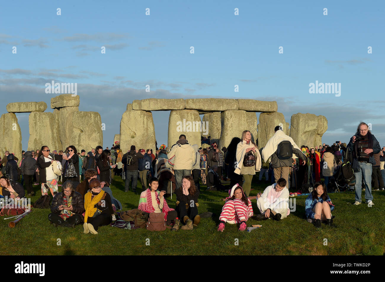 Warten auf die Sonne, die Nachtschwärmer in Stonehenge in Wiltshire begrüßen die Sommersonnenwende. Solstice vom lateinischen Wort sol sistere Bedeutung Sonne Stillstand Stockfoto