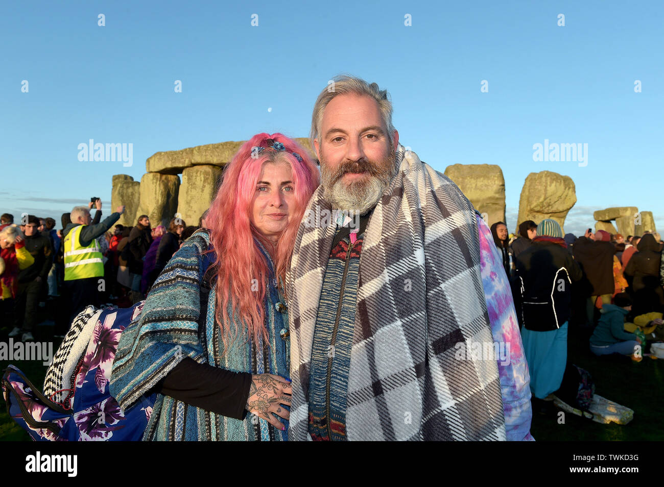 Warten auf die Sonne, die Nachtschwärmer in Stonehenge in Wiltshire begrüßen die Sommersonnenwende. Solstice vom lateinischen Wort sol sistere Bedeutung Sonne Stillstand Stockfoto