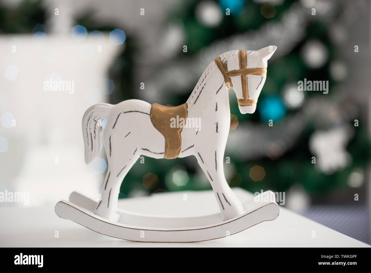 Holzspielzeug Pferd unter den Weihnachtsbaum. Stockfoto