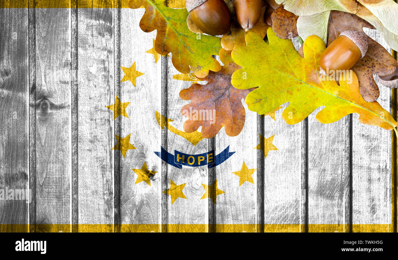 Rhode Island und Providence Plantations Flagge auf Herbst Holz- Hintergrund mit Blättern und guter Platz für Ihren Text. Stockfoto