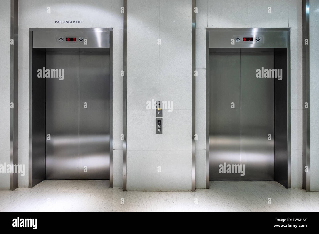 Metallische Aufzug zwei Gatter geschlossen der Personenaufzug in der Lobby Stockfoto