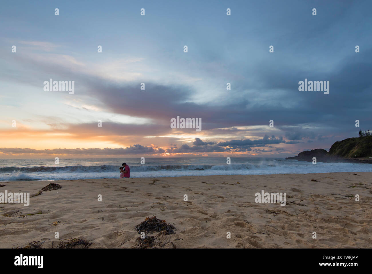 Sunrise mit niedrigen Wolken am Horizont am Schwarzen Head Beach in der Nähe des Dorfes Hallidays Punkt in der Mitte der Nordküste von New South Wales, Australien Stockfoto