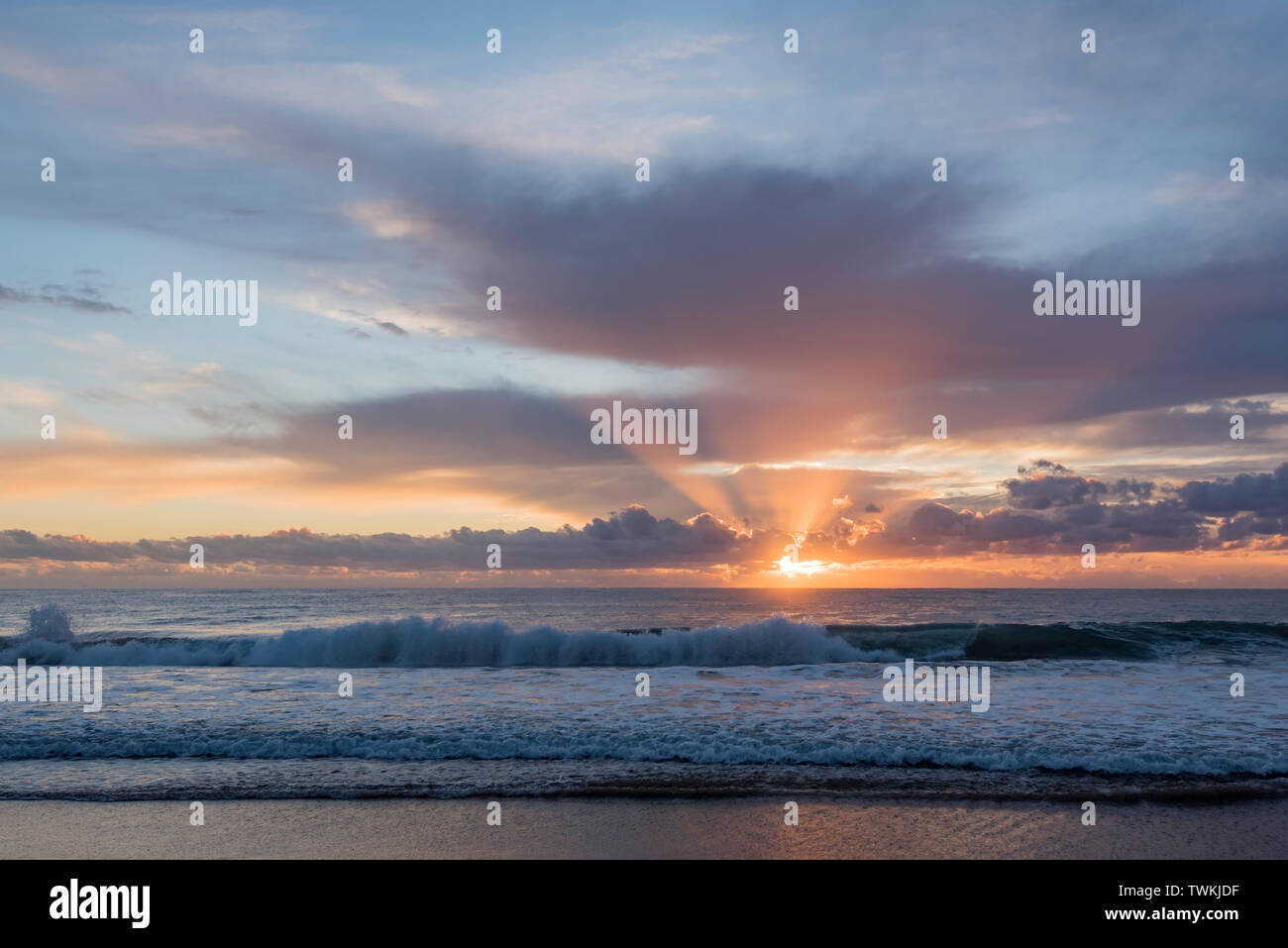 Sunrise mit niedrigen Wolken am Horizont am Schwarzen Head Beach in der Nähe des Dorfes Hallidays Punkt in der Mitte der Nordküste von New South Wales, Australien Stockfoto