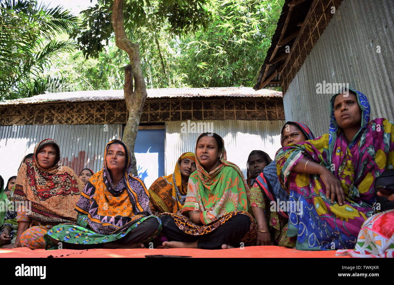 Bangladeshi Dorf Frauen sind die Teilnahme an einer Schulung durch eine lokale NRO zur Verfügung gestellt. Stockfoto