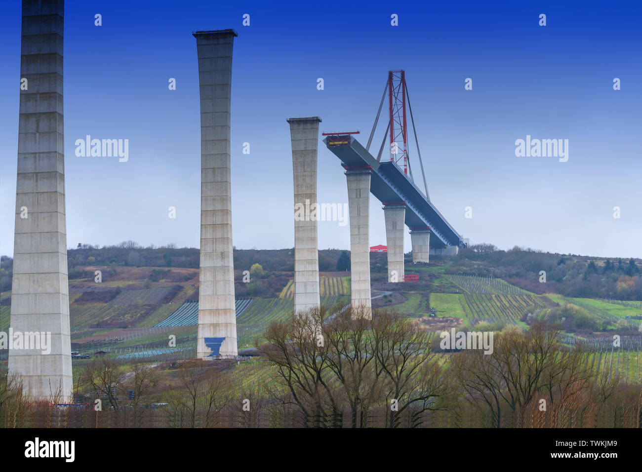 Brücke Baustelle, hohe Mosel Brücke im Bau zwischen Ürzig und Zeltingen - rachtig von unten gesehen. Stockfoto
