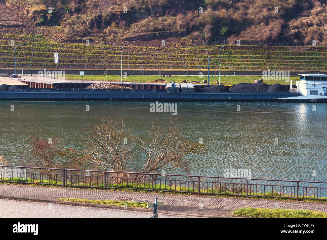 Inländischen Transport per Schiff über die Mosel in Deutschland an einem hellen Sommertag. Stockfoto