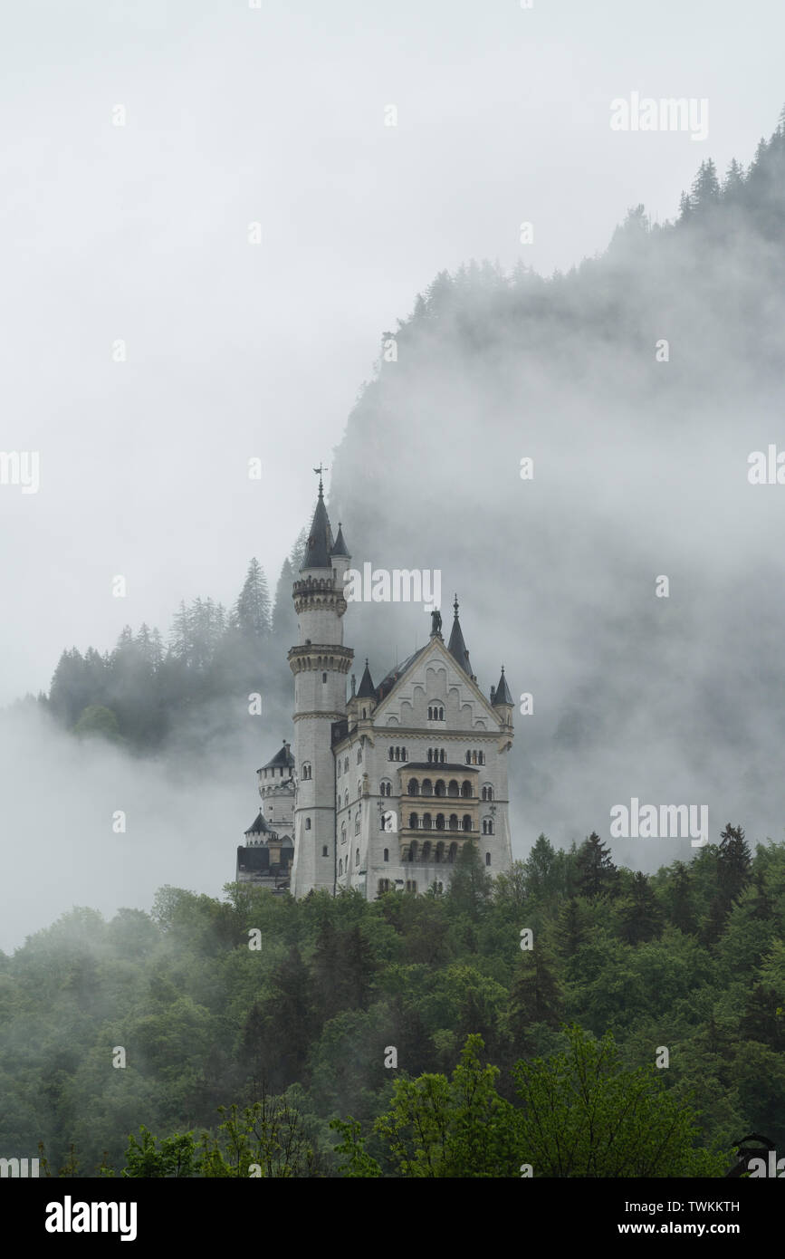 Schloss Neuschwanstein mit Mystery und nebliger Umgebung, berühmte Ort und Reiseziel in Füssen, Deutschland Stockfoto
