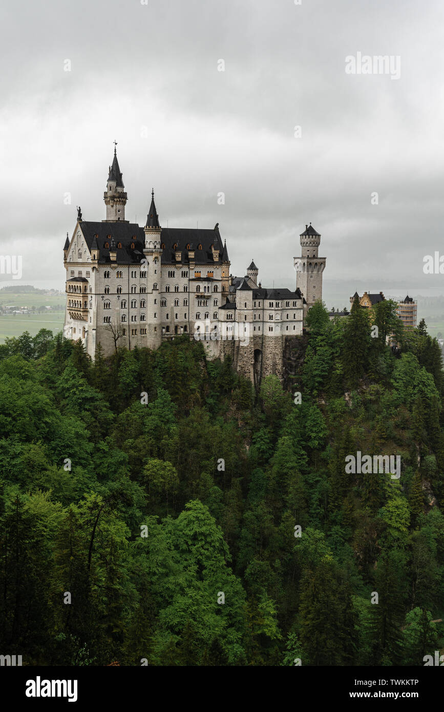 Schloss Neuschwanstein mit bewölkt und regnerisch, berühmte Ort und Reiseziel in Füssen, Deutschland Stockfoto