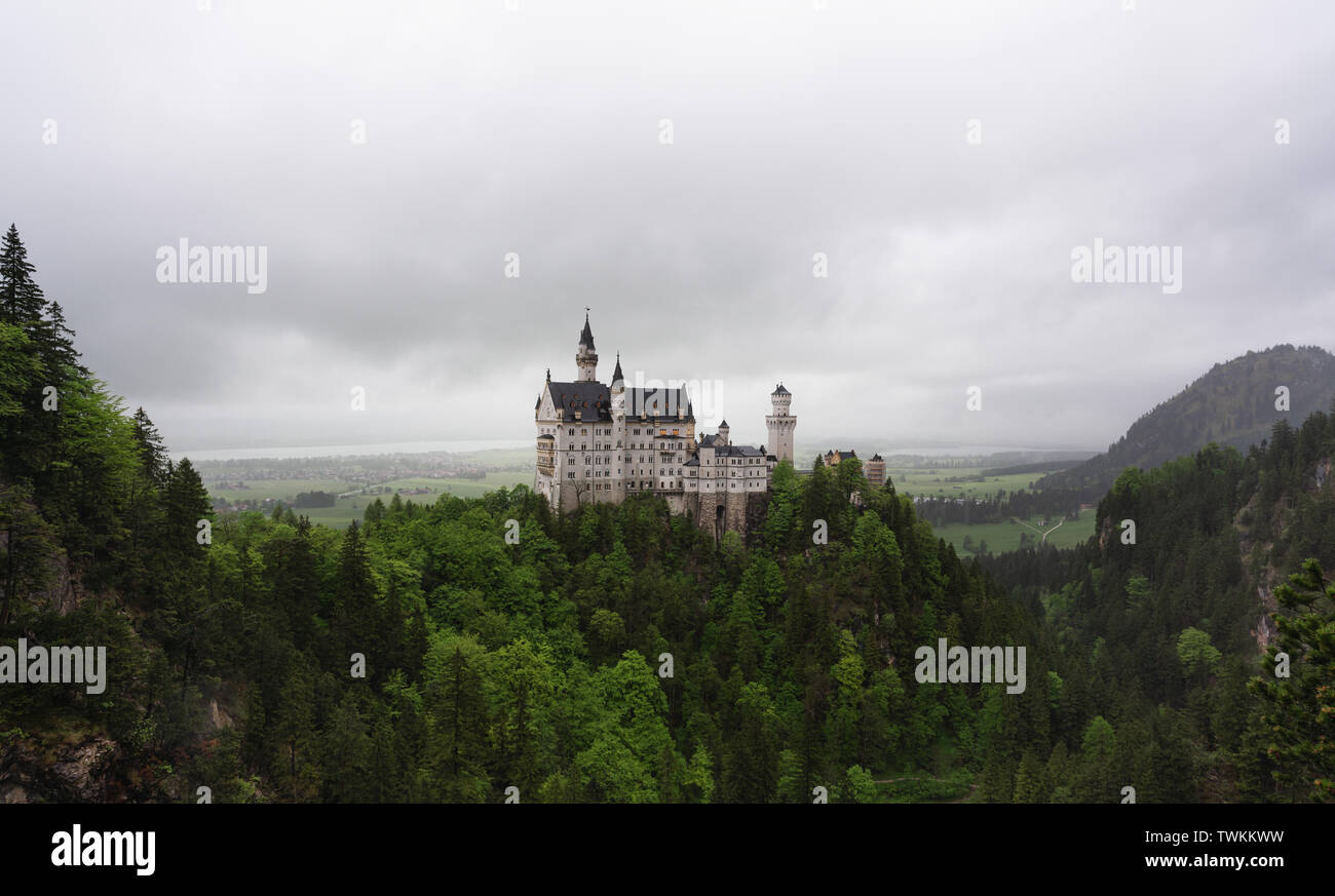 Schloss Neuschwanstein mit bewölkt und regnerisch, berühmte Ort und Reiseziel in Füssen, Deutschland Stockfoto