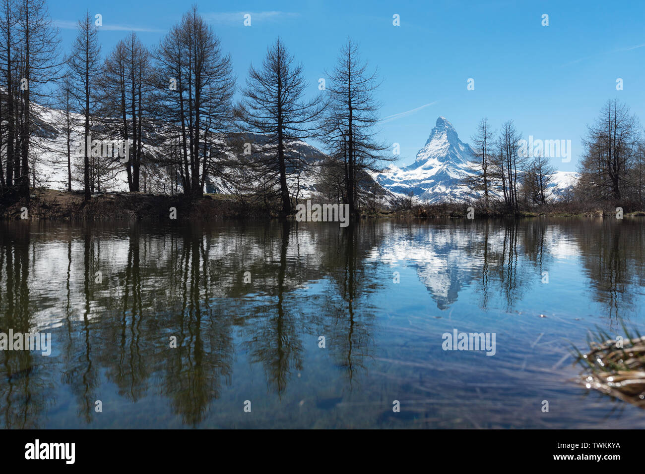 Matterhorn im Sommer mit Reflexion auf See in Zermatt, Schweiz Stockfoto