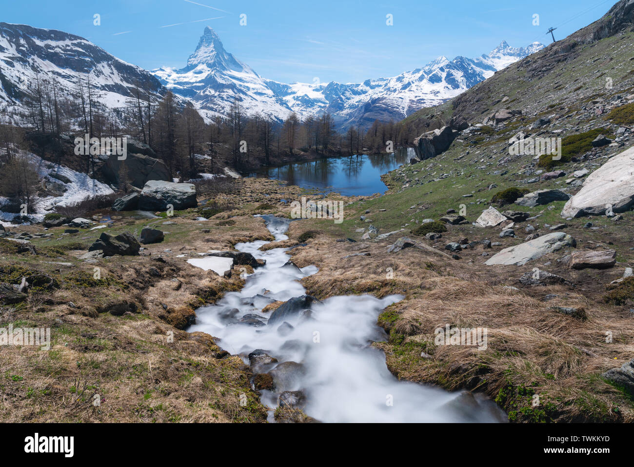 Matterhorn mit Wasserfall und See im Sommer in Zermatt, Schweiz Stockfoto