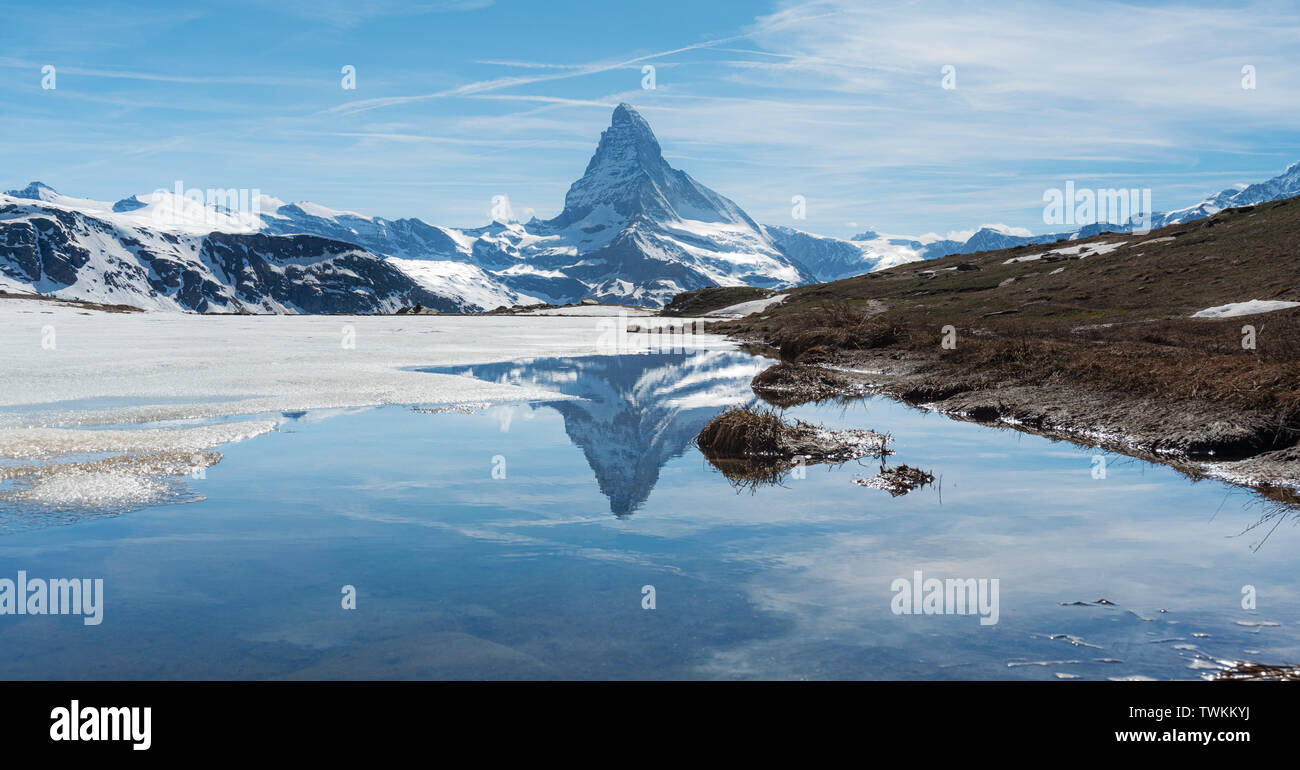 Matterhorn mit Schmelzen gefrorener See im Sommer in Zermatt, Schweiz Stockfoto