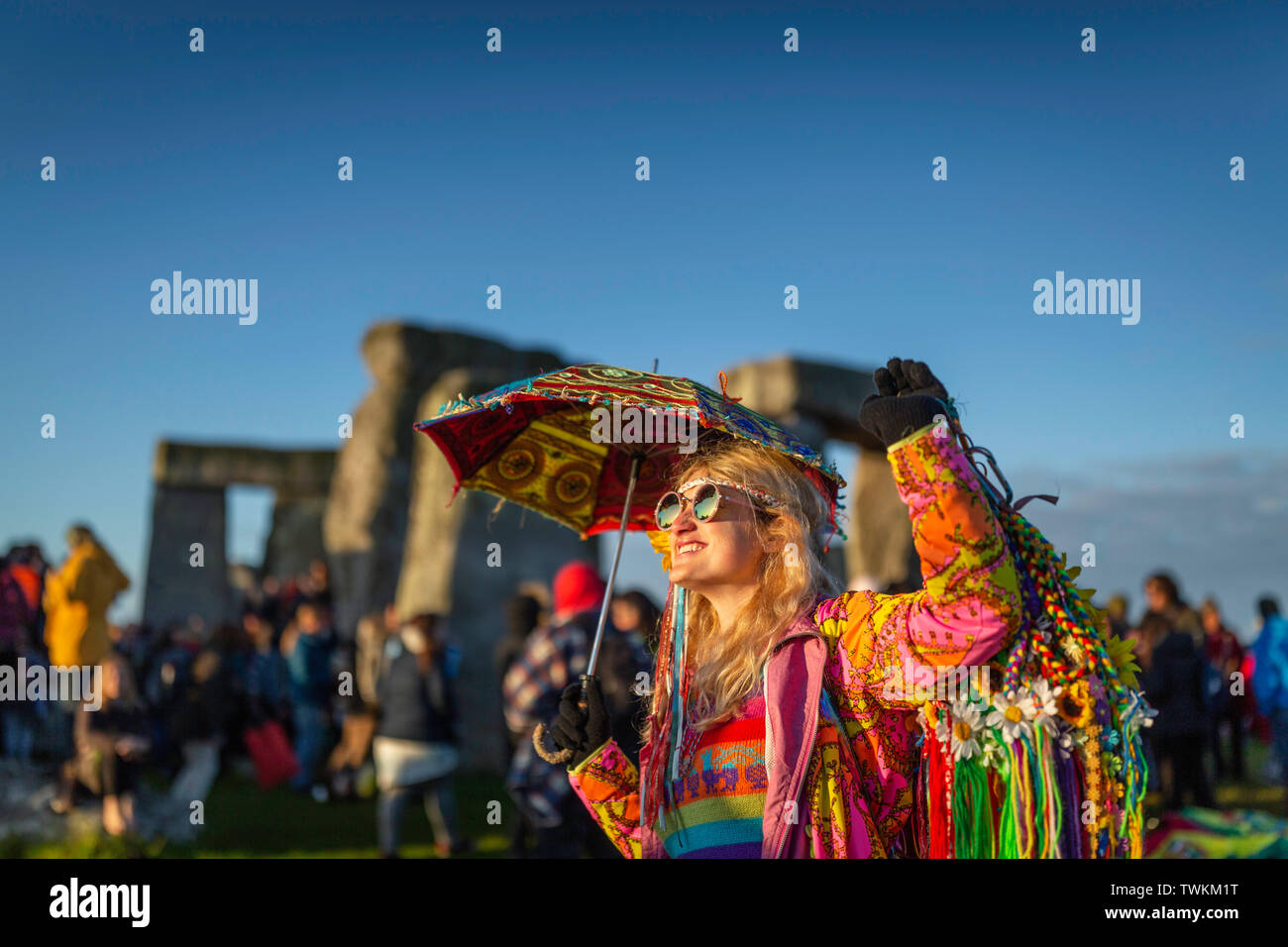 Penny Lane aus Atlanta, Georgia, USA genießt die Atmosphäre in Stonehenge  in Wiltshire während der Sommersonnenwende. Bild Datum Freitag, 21. Juni,  2019 Stockfotografie - Alamy