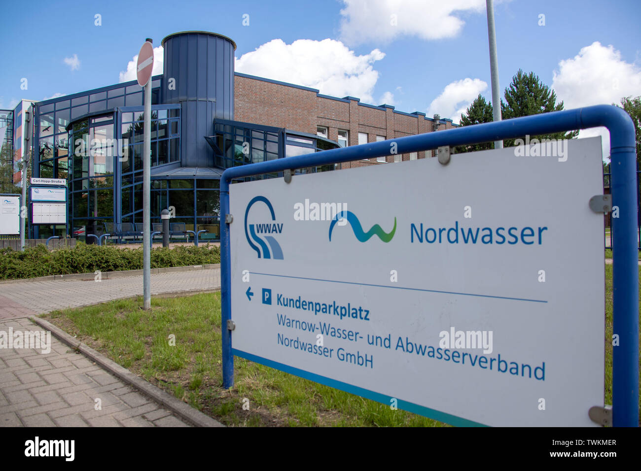 Rostock, Deutschland. Juni, 2019 21. Das Verwaltungsgebäude der Warnow Wasser- und Abwasserverband Nordwasser. Bei einer Pressekonferenz, "das Modell Projekt einer klimafreundlichen Klärschlamm Verbrennungsanlage vorgestellt werden. Ab dem Jahr 2024, die Anlage wird der Klärschlamm aus 15 kommunale Wasser- und Abwasser Verbände in MV entsorgen und Produzieren "grüne Wärme". Credit: Jens Büttner/dpa-Zentralbild/dpa/Alamy leben Nachrichten Stockfoto