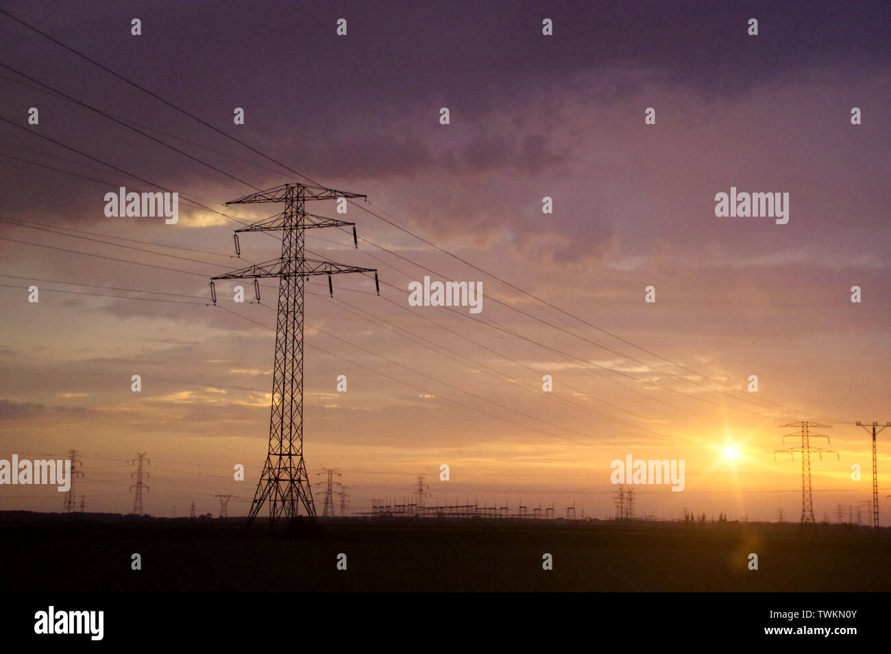Energie Pol auf dramatischer Sonnenuntergang Himmel. Elektrische Verteilung. Stockfoto