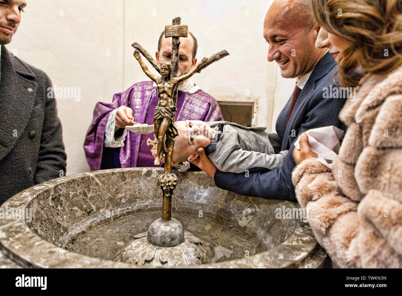 Taufe eines Jungen in einer katholischen Kirche, Sizilien Italien Stockfoto