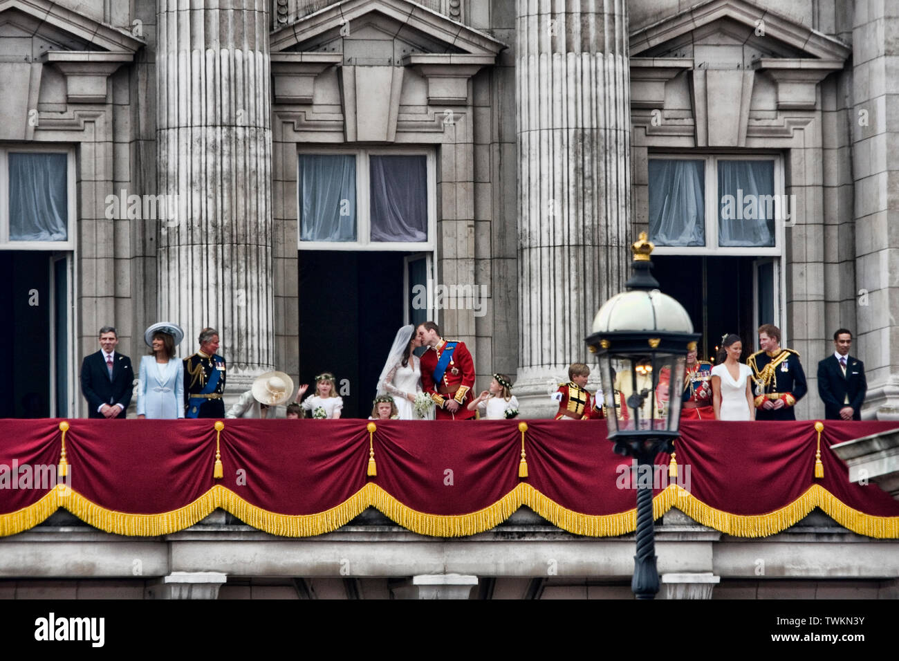 Seine königliche Hoheit Prinz William und Kate Middleton küssen auf dem Balkon am Buckingham Palace, London England Großbritannien uk Stockfoto