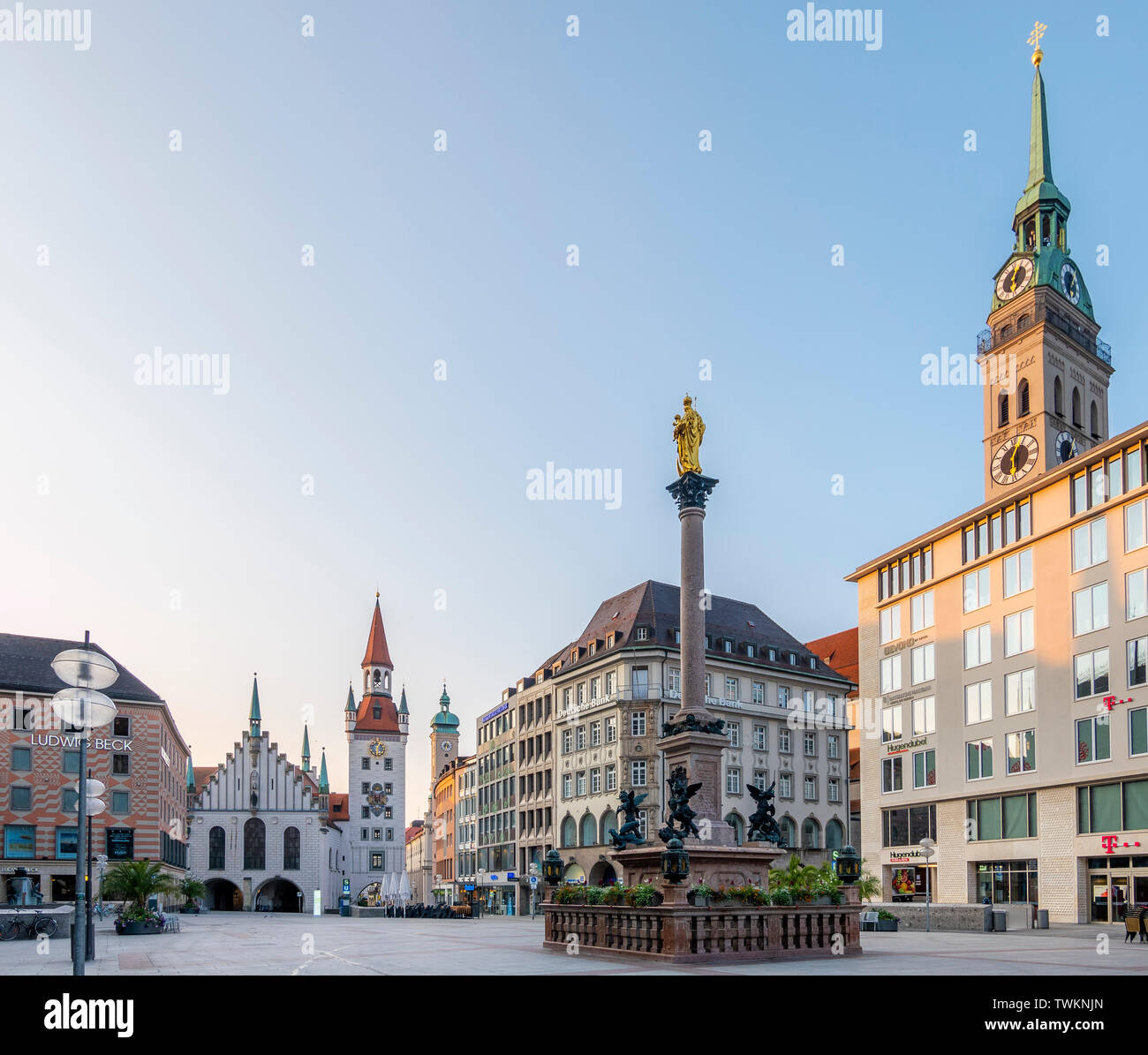 Altes Rathaus mit Peters Kirche und Mariensäule,, Marienplatz, München ...