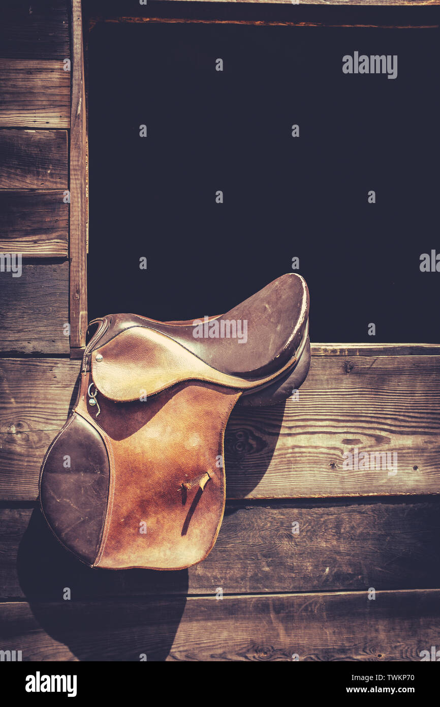 Americana Bild eines Pferdes Sattel hängen in einem Ranch stabile Tür mit Kopie Raum Stockfoto