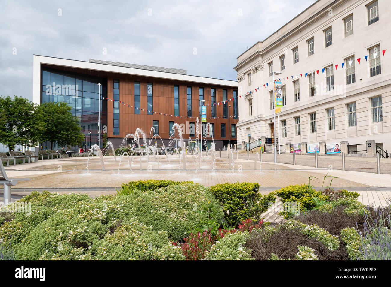 Barnsley Sixth Form College und Erfahrung Barnsley Museum, Rathaus, Barnsley Pals Centenary Square, St Mary's Place, Barnsley, England, Großbritannien Stockfoto