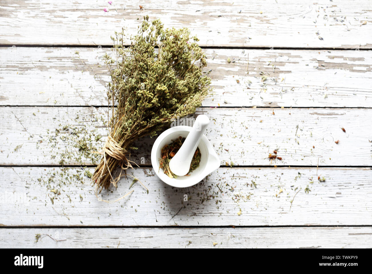 Zusammensetzung von getrockneten Kräutern. Aromatische Mischung gerieben in Mörtel. Hintergrund, horizontal Komposition mit Platz für Text, Ansicht von oben Stockfoto