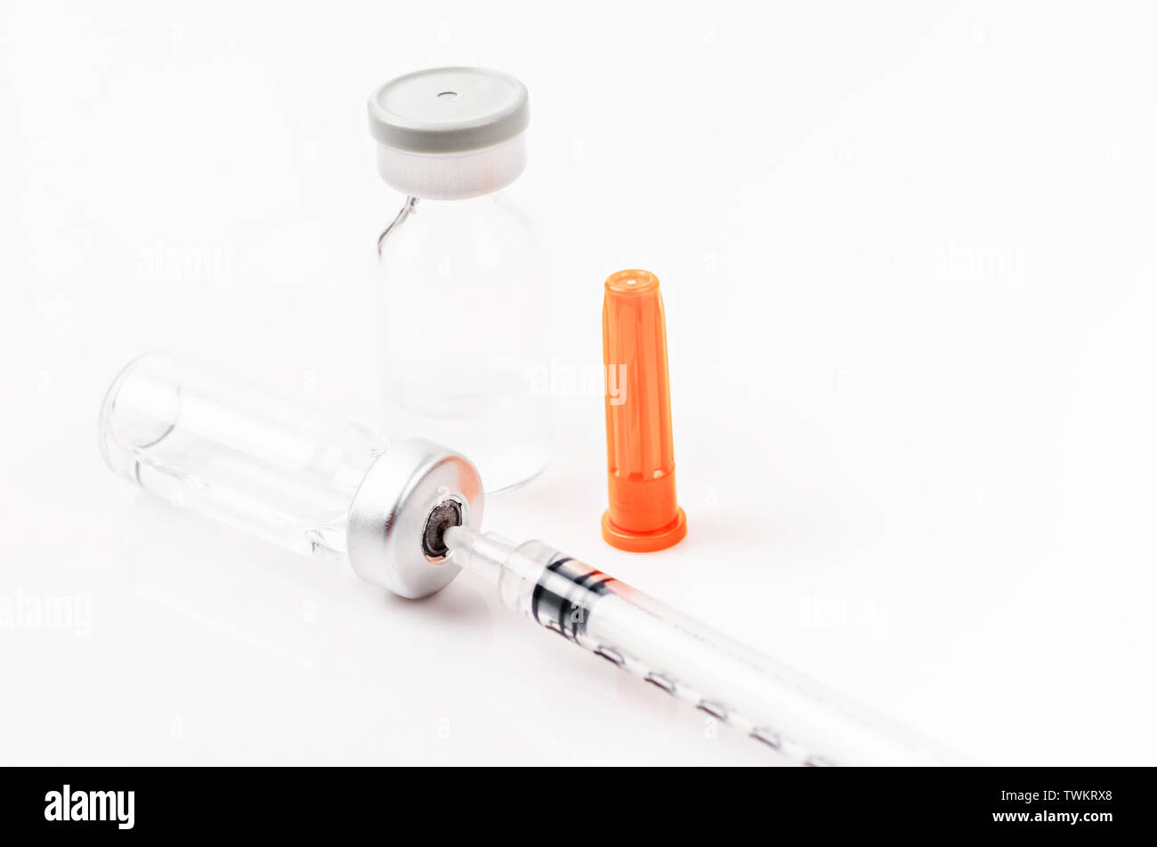 Dosis Impfstoff Durchstechflasche mit der Spritze und medizinisches Konzept der Impfung. Stockfoto