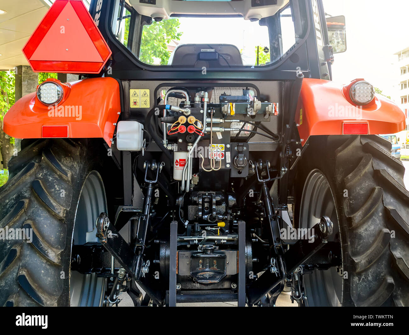 Varna, Bulgarien, 13. Juni 2019. Ansicht der Rückseite des roten Traktor Mechanismen und Systeme, hinter der Fahrerkabine zwischen zwei grosse schwarze Räder befindet. Stockfoto