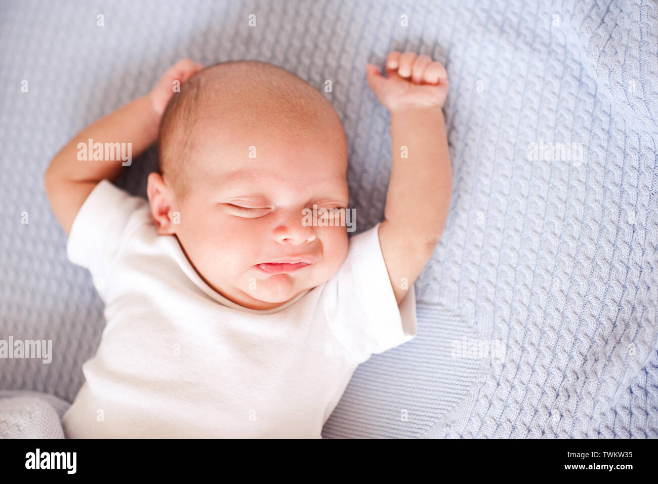 Schreiendes baby boy im Bett liegend Nahaufnahme. Kranken Kind. Krankheit. Stockfoto