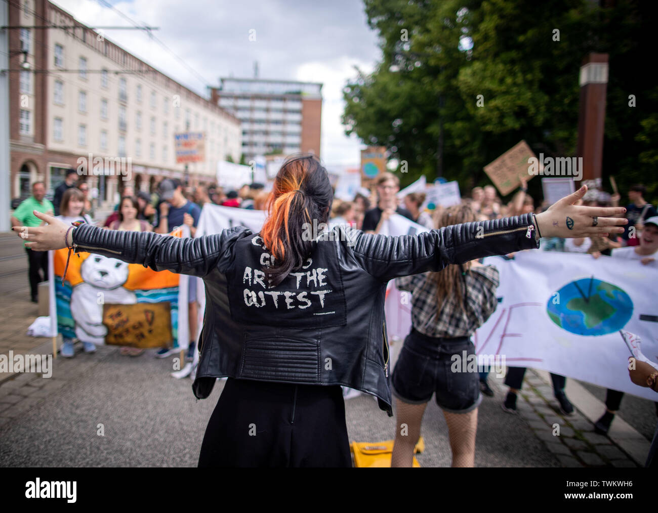 Rostock, Deutschland. Juni, 2019 21. Studenten und Wissenschaftler, die in der Kampagne "Freitags für Zukunft' für mehr Klimaschutz demonstrieren. In Banner, Gesänge und Reden, forderten die Teilnehmer für eine schnelle Abschaltung der Kohlekraftwerke und andere drastische Schritte, um den Klimawandel zu begrenzen. Credit: Jens Büttner/dpa-Zentralbild/dpa/Alamy leben Nachrichten Stockfoto