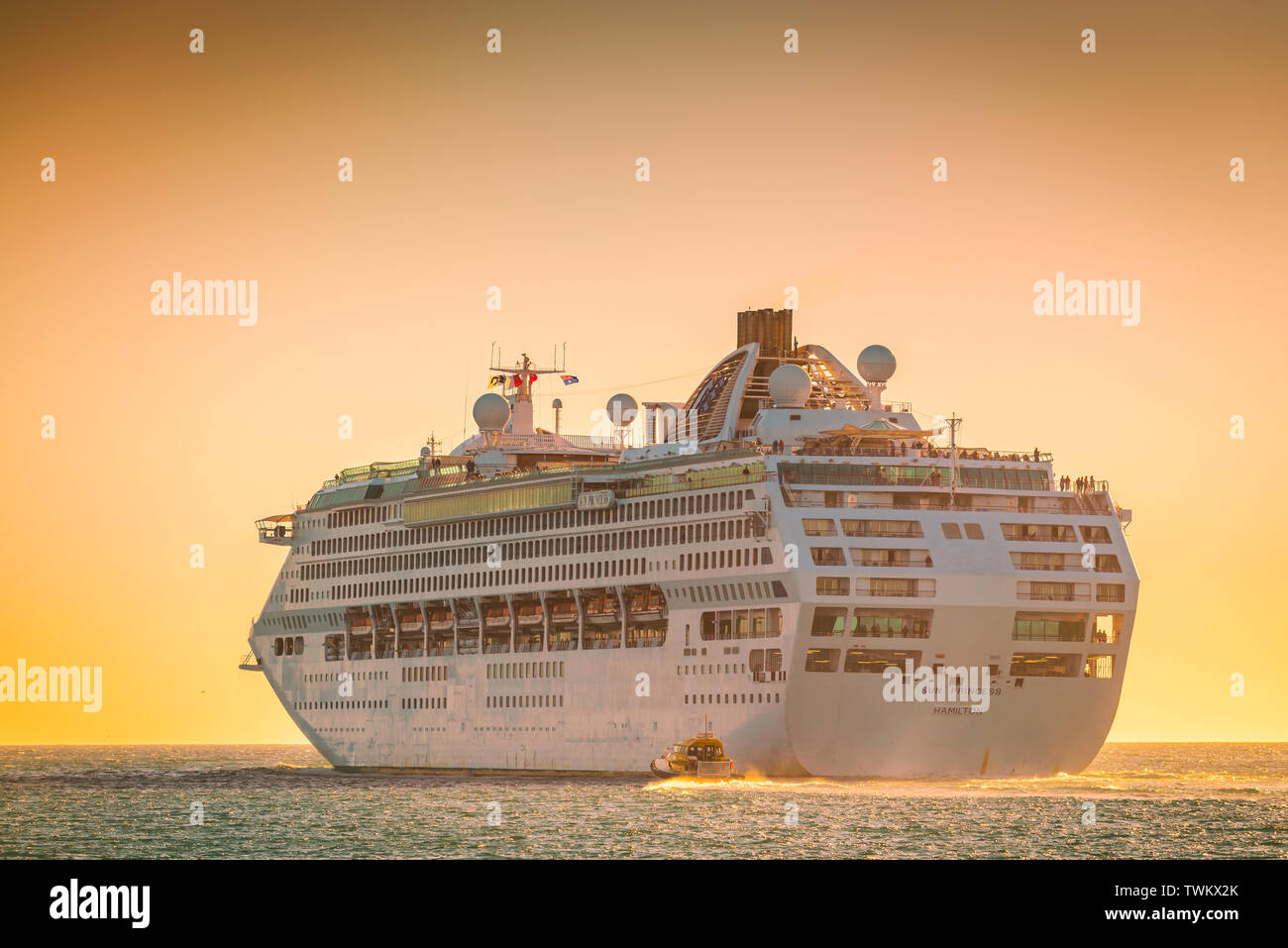 Port Adelaide, South Australia - Oktober 14, 2017: Sun Princess Kreuzfahrt Schiff auslaufen aus äußeren Hafen Passenger Terminal am späten Nachmittag Stockfoto