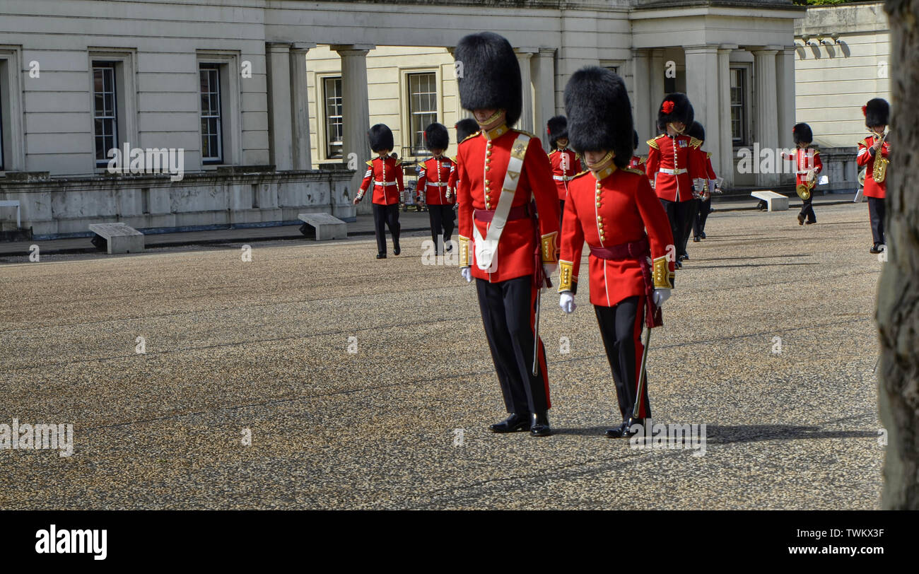 London, UK, Juni 2018. Entlang der Sicherheitsbehälter in den Wellington Barracks Innenhof gehen, die Royal guards Vorbereiten auf das Zeremoniell des Änderns des gu Stockfoto