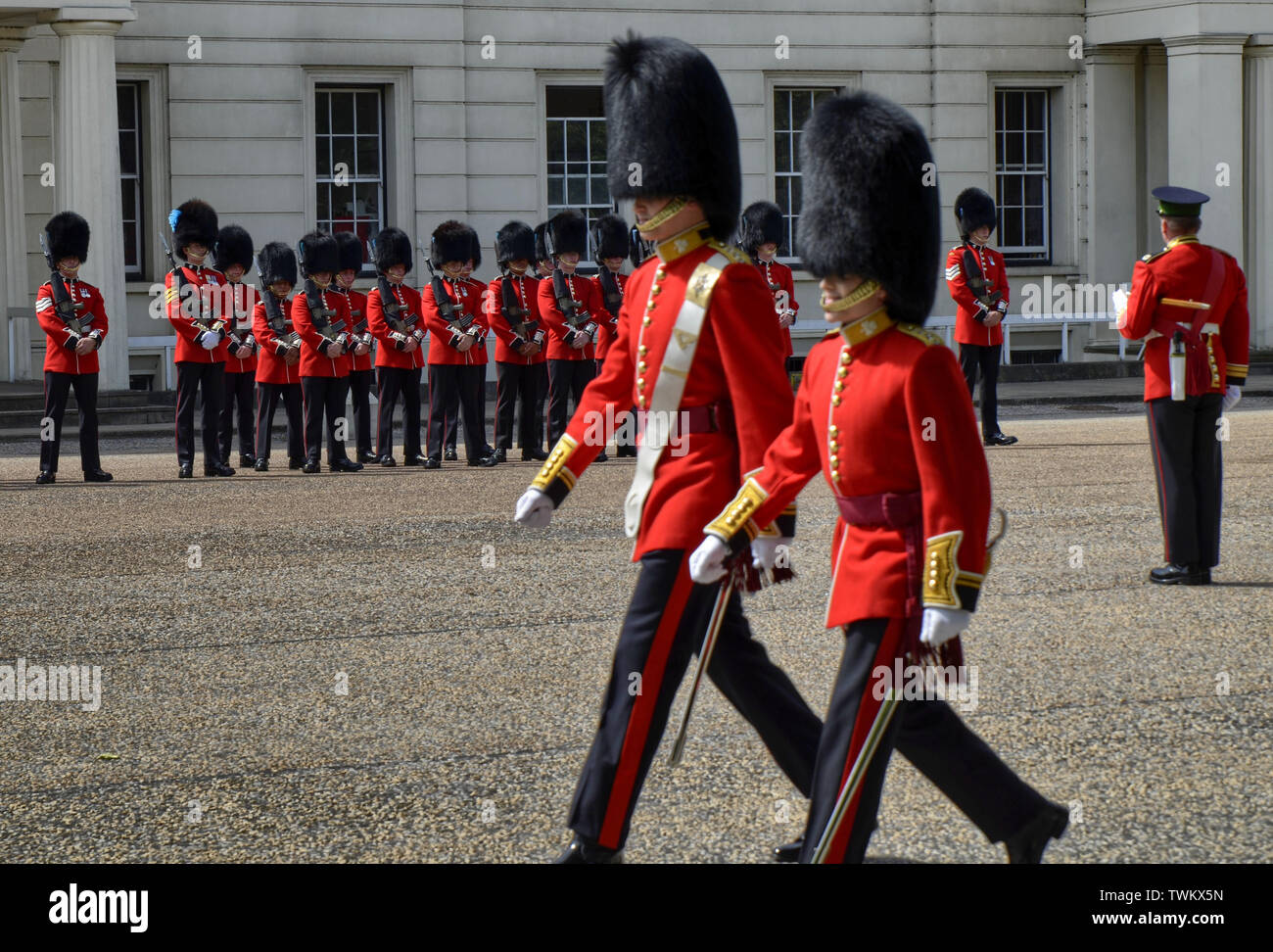London, UK, Juni 2018. Entlang der Sicherheitsbehälter in den Wellington Barracks Innenhof gehen, die Royal guards Vorbereiten auf das Zeremoniell des Änderns des gu Stockfoto
