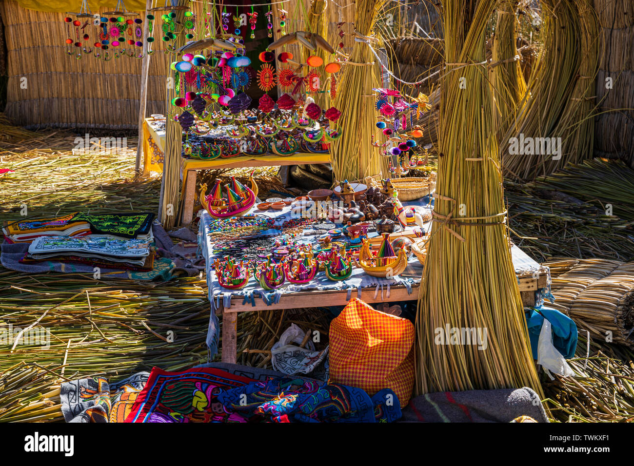 Handgefertigte Handwerker waren und genähten Textilien zum Verkauf auf der Uros Inseln, Reed schwimmenden Inseln auf dem Titicacasee, Peru, Südamerika Stockfoto