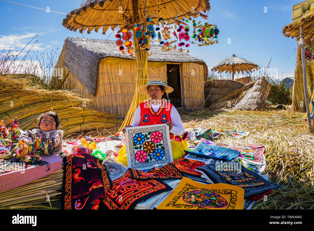 Handgefertigte Handwerker waren und genähten Textilien zum Verkauf auf der Uros Inseln, Reed schwimmenden Inseln auf dem Titicacasee, Peru, Südamerika Stockfoto