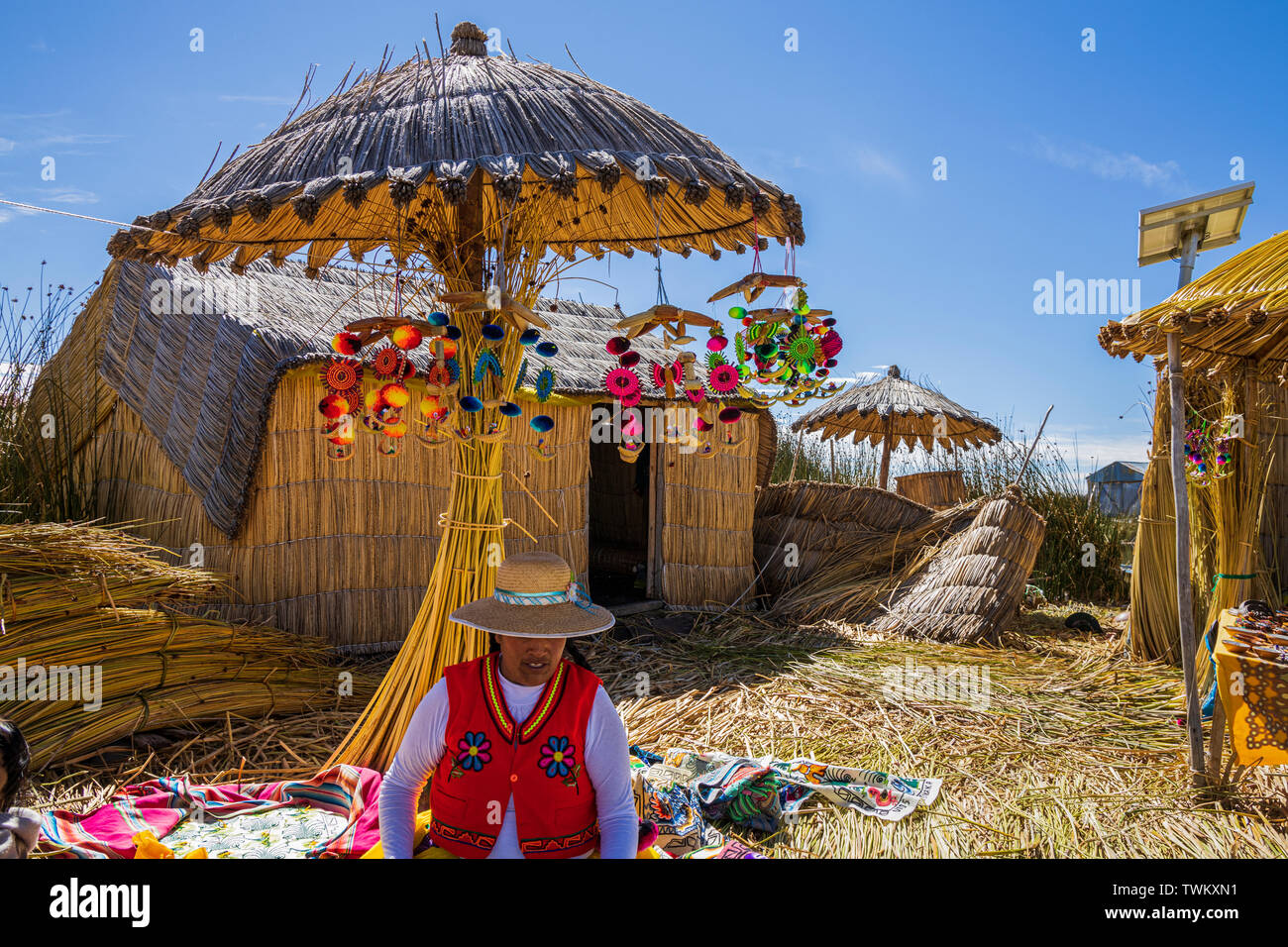 Handgefertigte Handwerker waren und genähten Textilien zum Verkauf auf der Uros Inseln, Reed schwimmenden Inseln auf dem Titicacasee, Peru, Südamerika Stockfoto