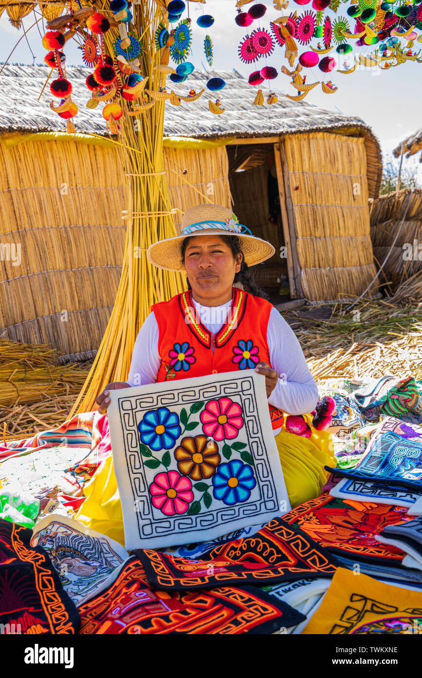 Handgefertigte Handwerker waren und genähten Textilien zum Verkauf auf der Uros Inseln, Reed schwimmenden Inseln auf dem Titicacasee, Peru, Südamerika Stockfoto