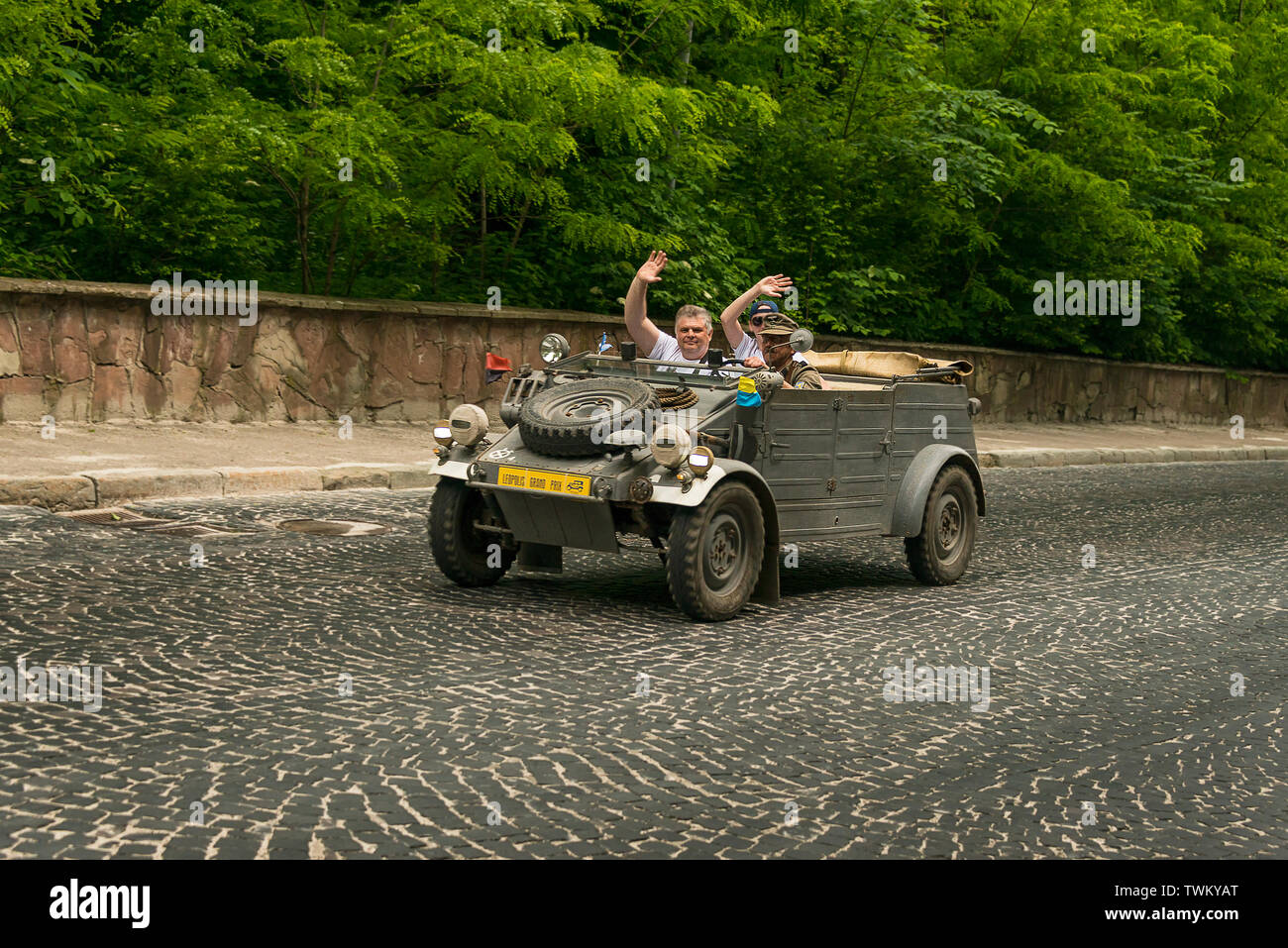 Lemberg, Ukraine - Juni 2, 2019: Alte retro Auto Kubelwagen Typ 82 mit seinem Besitzer und unbekannte Personen die Teilnahme an Rennen Leopolis Grand Prix 2 Stockfoto