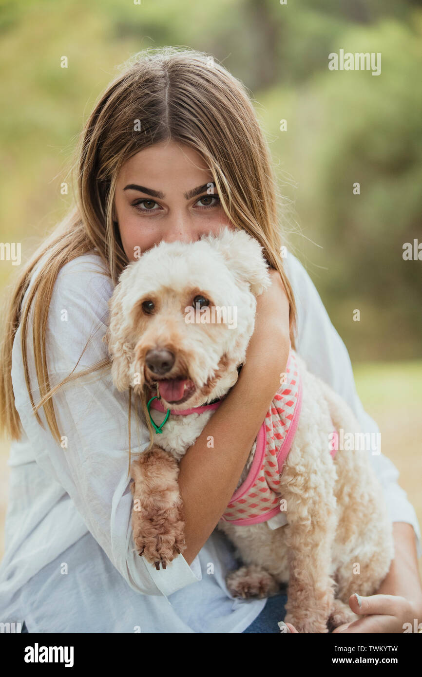 Eine Nahaufnahme portrait einer adorable puppy dog mit ihren Besitzer. Stockfoto