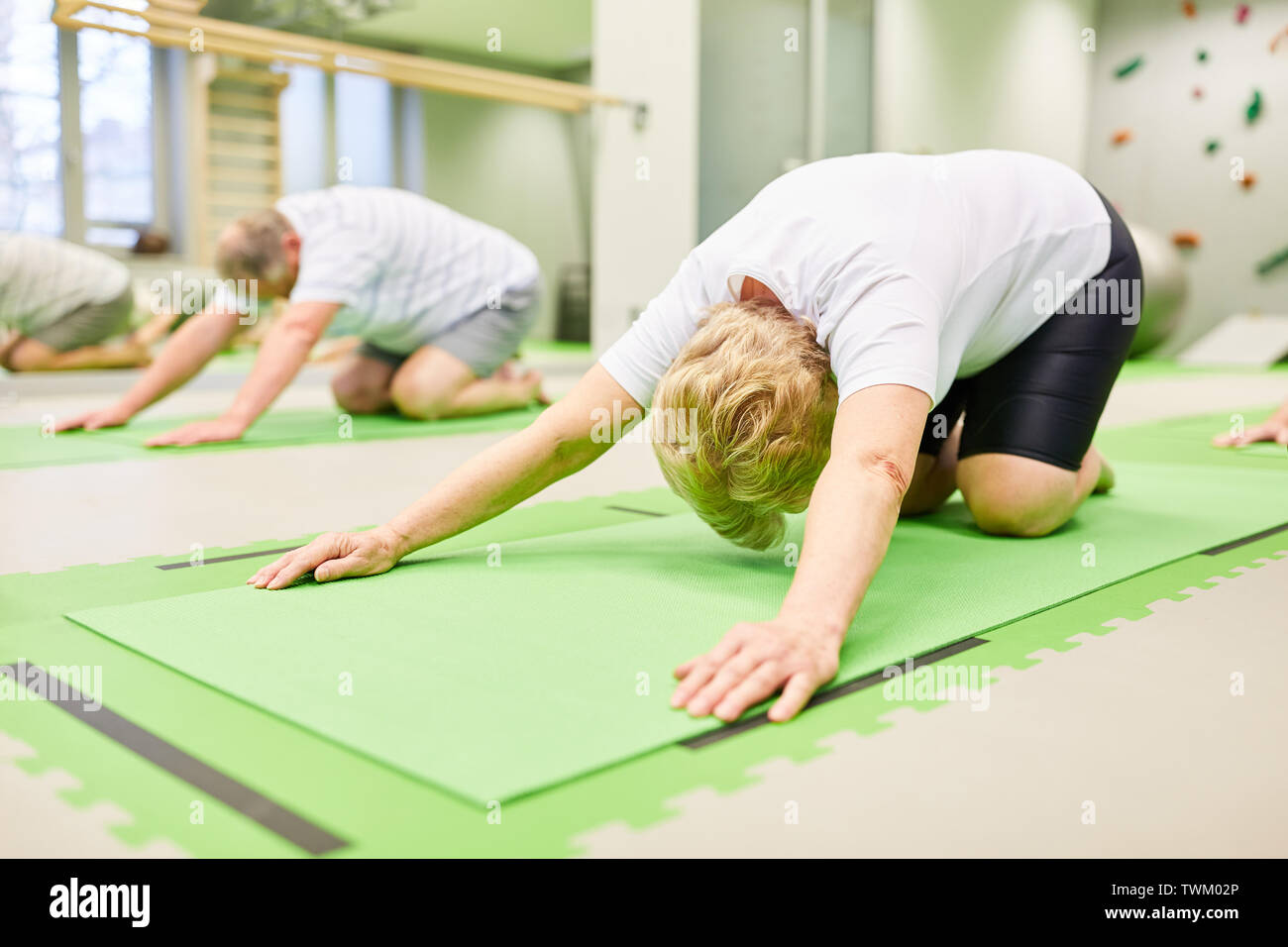 Senioren tun stretching Übung für den Rücken in der Physiotherapie in der rehab Stockfoto