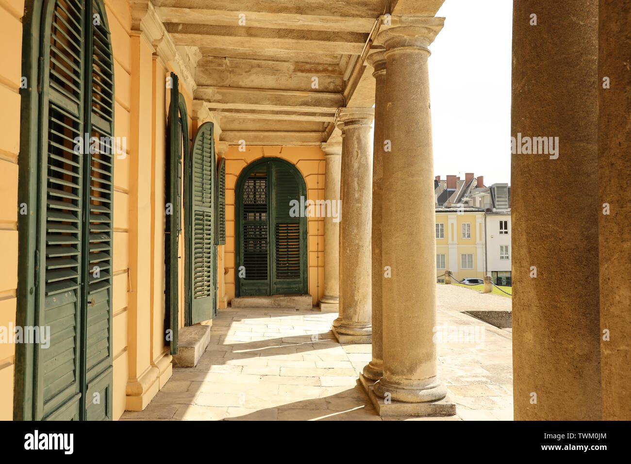 Säulen am Eingang des Schloss Esterhazy in Eisenstadt (Burgenland, Österreich) Stockfoto