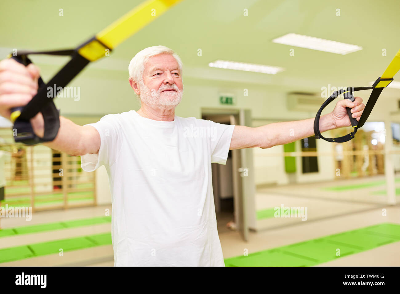 Sportliche älterer Mann Züge Fitness und Kraft Ausdauer bei Suspension Training Stockfoto