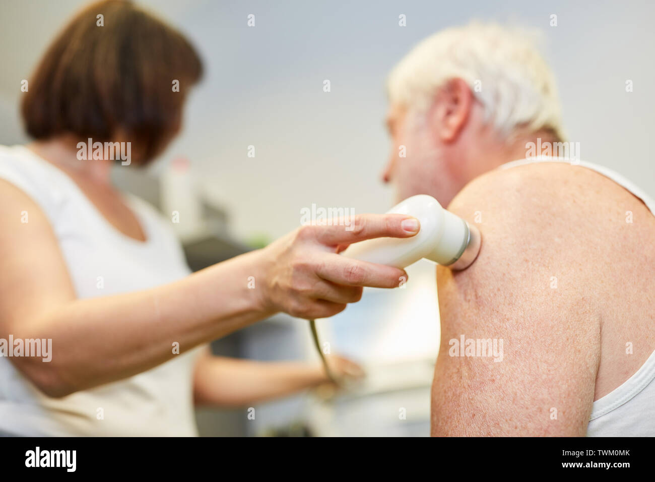 Arzt oder Orthopäden ist Ultraschall Untersuchung oder Behandlung bei Schmerzen Stockfoto