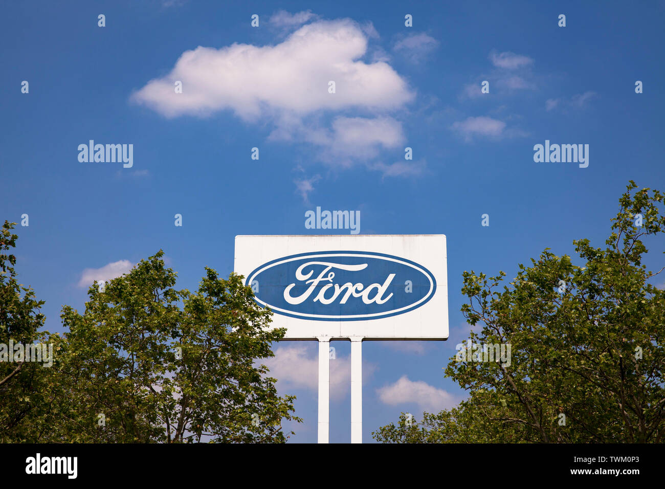 Großes werbeschild an der Furt Automobilwerk im Stadtteil Niehl, Köln, Deutschland großes Werbeschild an den Ford-Werken in Niehl, Stockfoto