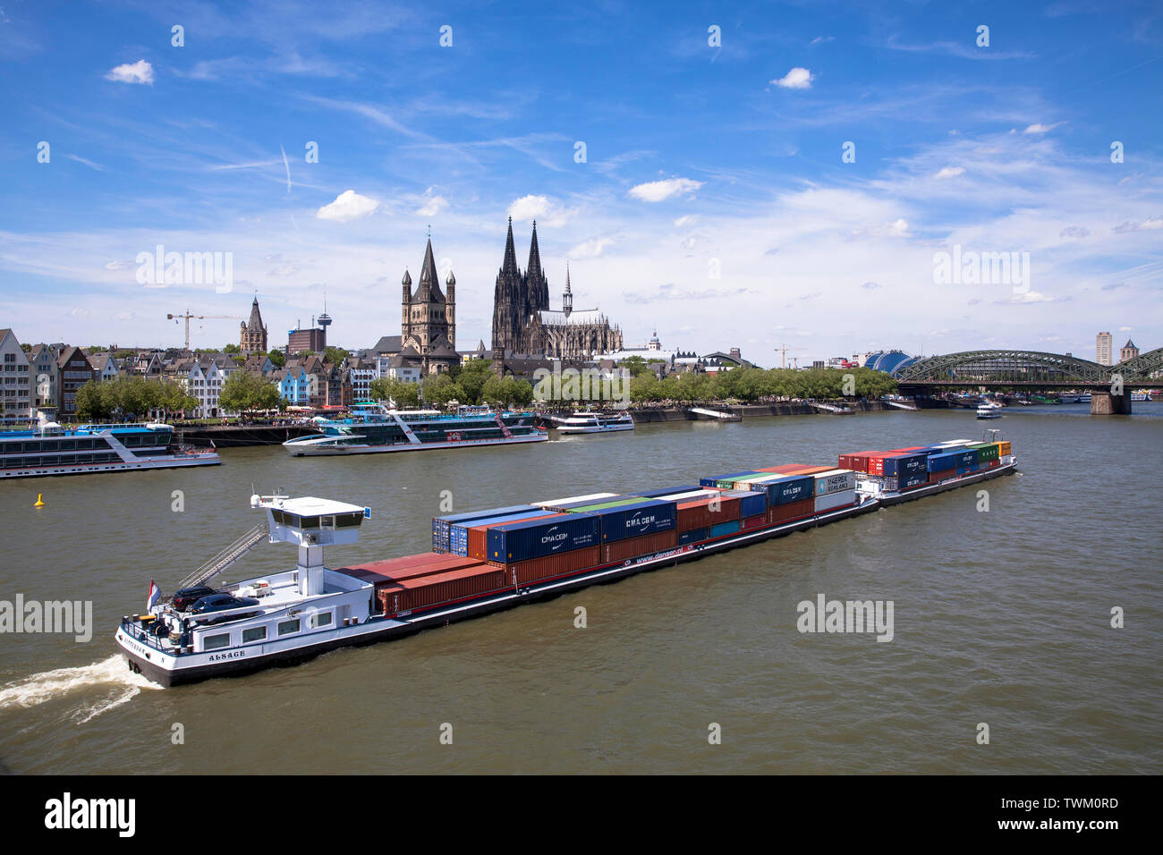 Containerschiff auf dem Rhein in den alten Teil der Stadt mit der romanischen Kirche Groß St. Martin und die Kathedrale, Köln, Deutschland. Conati Stockfoto
