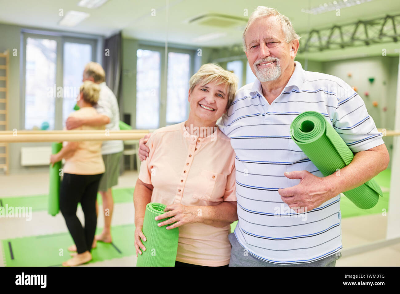 Glückliches Paar Senioren freut sich auf die Yogastunde oder Gymnastik in der Turnhalle Stockfoto