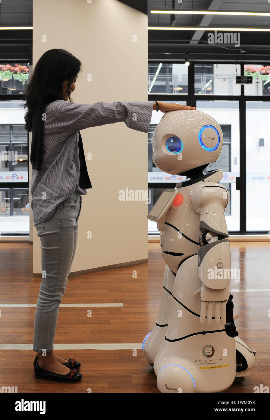 Shanghai, China Shanghai. Juni, 2019 21. Ein Besucher interagiert mit einem Roboter Changyang Campus im Yangpu District, East China Shanghai, 21. Juni 2019. In den letzten Jahren, yangpu District hat kräftig die Künstliche Intelligenz (KI) Industrie in den Prozess der industriellen Transformation entwickelt, um mehrere Innovation Zonen mit Schwerpunkt auf AI wie Changyang Campus zu etablieren. Quelle: Ren Michael Wicke/Xinhua/Alamy leben Nachrichten Stockfoto