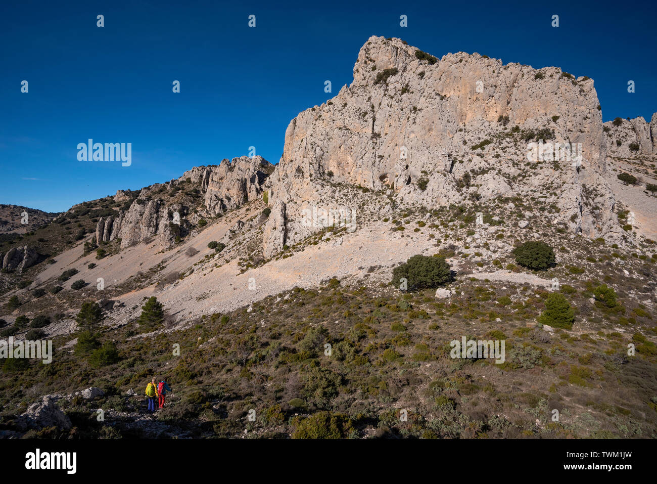 Zwei Frauen Wandern in der Sierra de Serrella, Quatretondeta-Confrides, Provinz Alicante, Comunidad Valenciana, Spanien Stockfoto