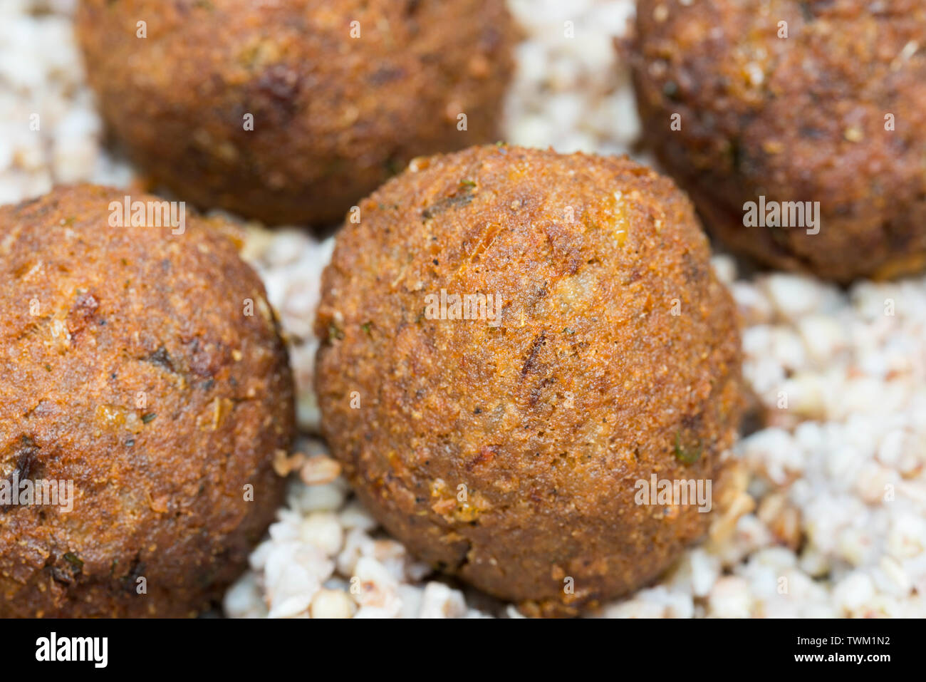 Pflanzliche vegan Kugeln mit buckweat graoats auf Platte Stockfoto