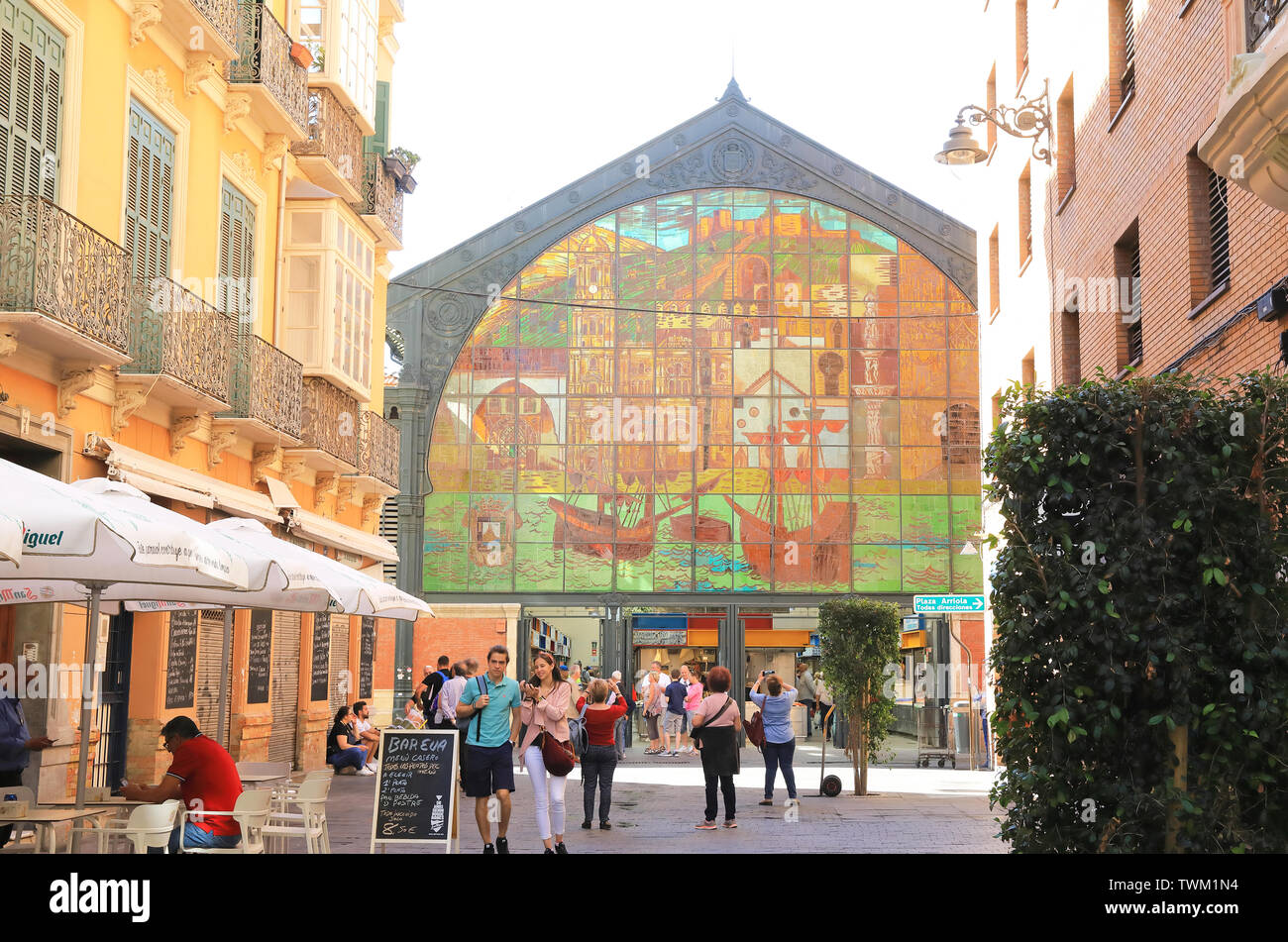 Die schönen Glasfenster an der Rückseite der historischen Markthalle Mercado de Atarazanas, in Malaga, Spanien, Europa Stockfoto